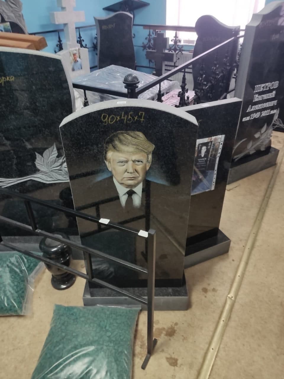 У Росії роблять надгробки із зображенням Меркель, Трампа і Обами (фото)